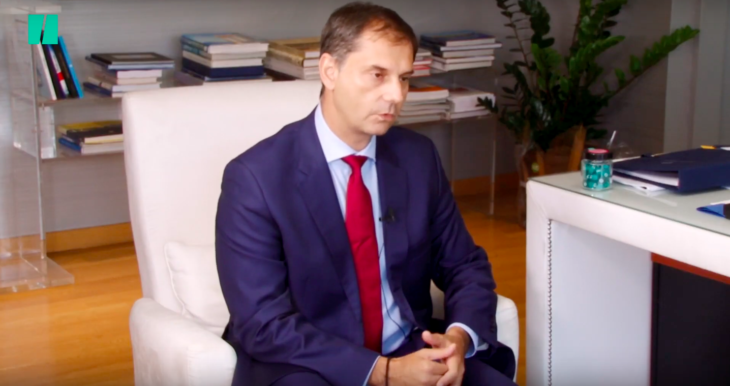 Ο Υπουργός Τουρισμού Χάρης Θεοχάρης μιλά στη HuffPost Greece
